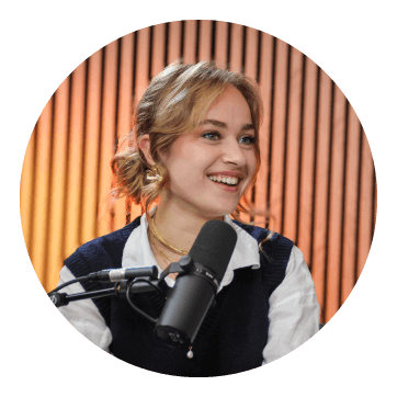 Photo de Chloé Vancaeyzeele pendant le podcast talenteed, créatrice de contenus