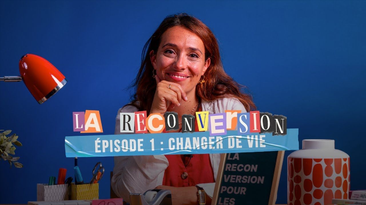 Femme souriante assise à un bureau avec une ambiance scolaire et des écritures sur la reconversion