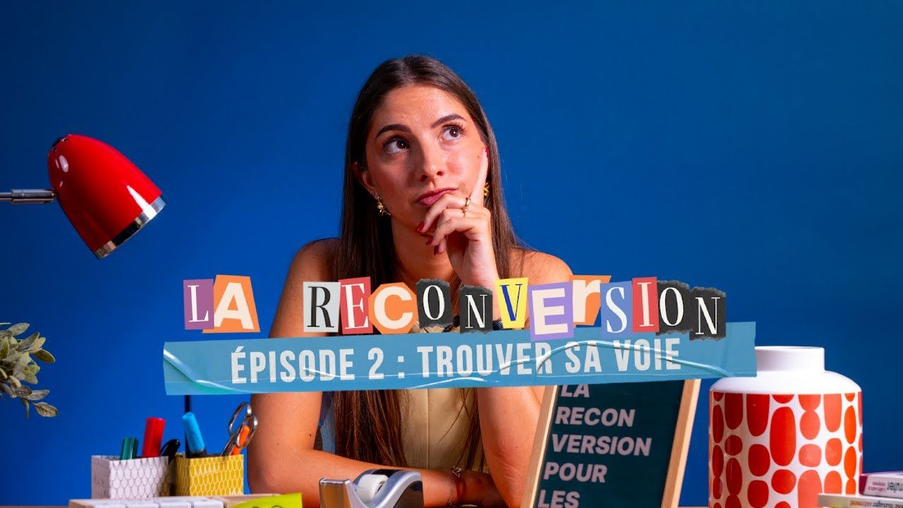 Femme doigt sur la joue, pensive et assise à un bureau avec une ambiance scolaire et des écritures sur la reconversion