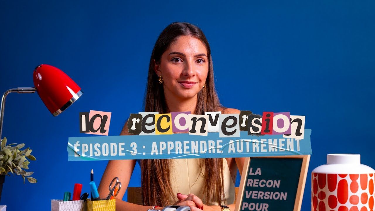 Femme souriante assise à un bureau avec une ambiance scolaire et des écritures sur la reconversion