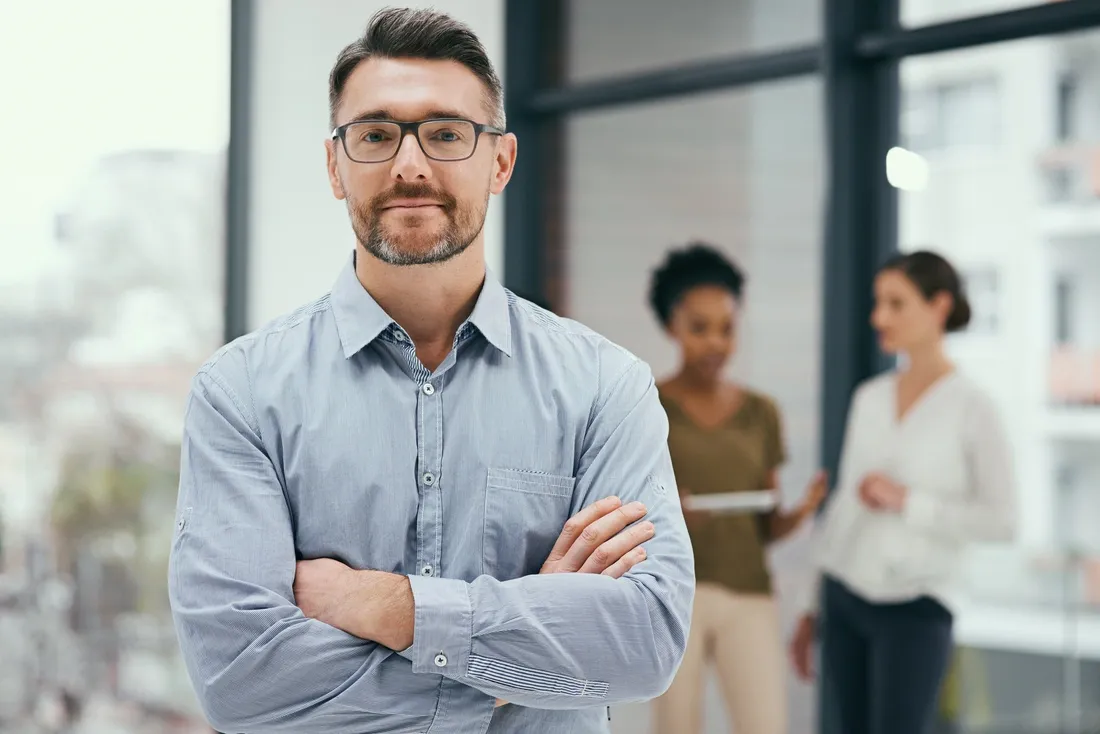 Formateur professionnel dans un espace de travail collaboratif