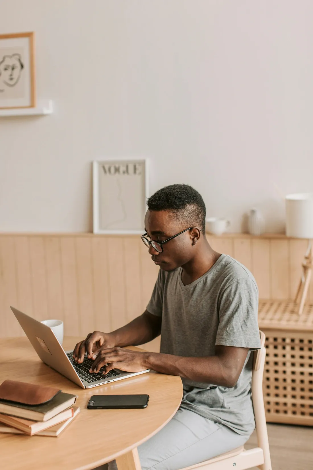 Homme travaillant sur son ordinateur portable à une table