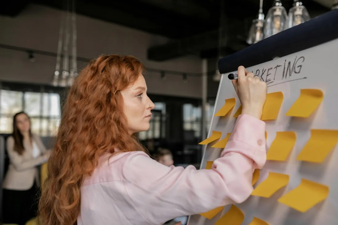 Femme animant un atelier de brainstorming avec des post-its, méthode Kaizen et amélioration continue en entreprise